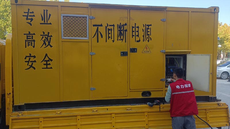 西昌柴油发电机组和UPS电源配合使用时，如何避免切换过程中的电力中断？